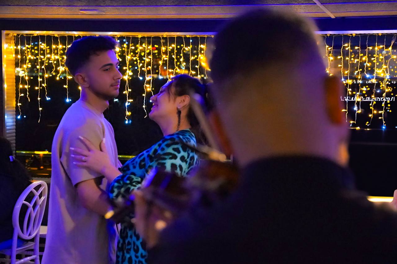 BIRTHDAY PRİVATE TABLE WİTH CAKE AND SONG 