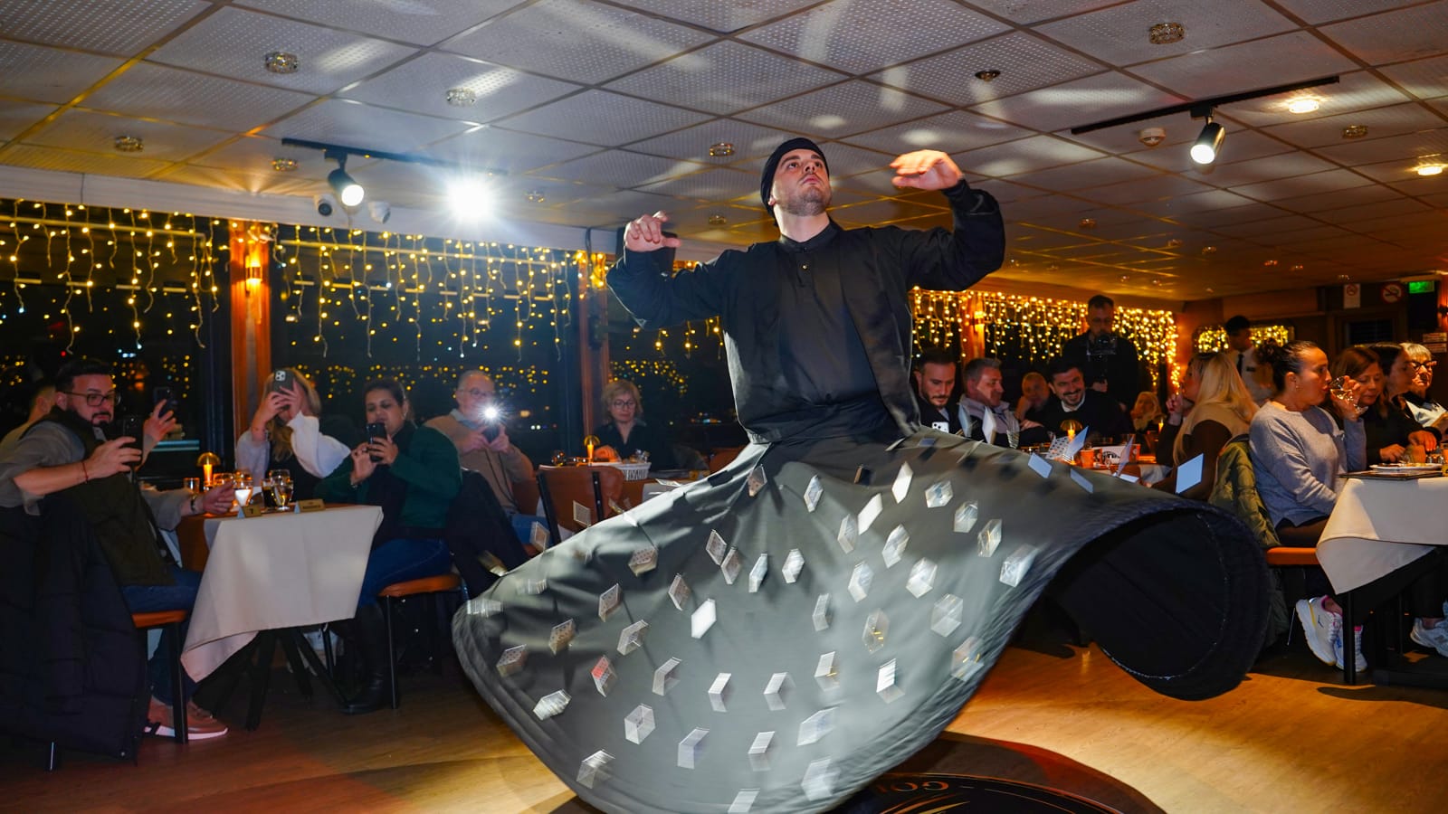 BIRTHDAY PRİVATE TABLE WİTH CAKE AND SONG 