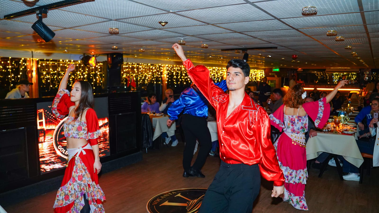 BIRTHDAY PRİVATE TABLE WİTH CAKE AND SONG 