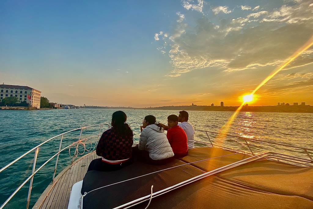 Istanbul Sunset Cruise On The Yacht (Meeting Point)