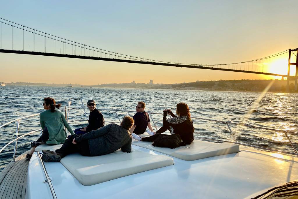 Istanbul Sunset Cruise On The Yacht (Meeting Point)