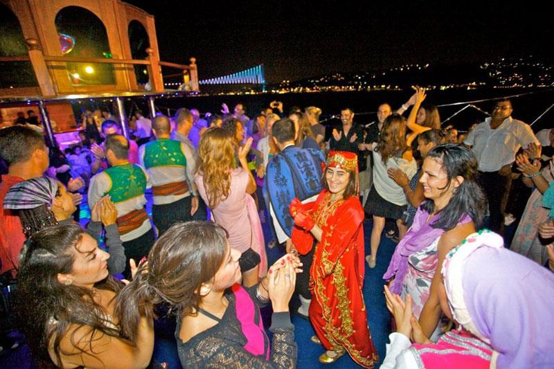 Women's Day Special: Bosphorus Dinner Cruise in Istanbul  (Alcohol Menu) 